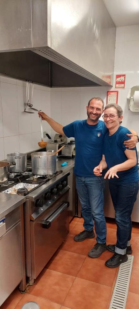 Os proprietários da Tasca do Carregal sorridentes na cozinha