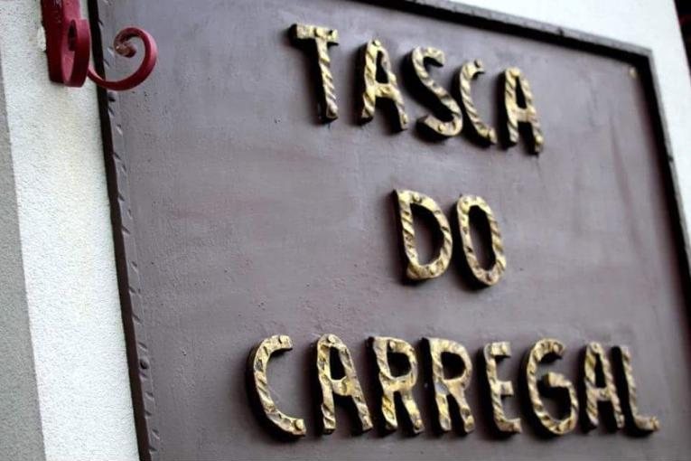 Placa da Tasca do Carregal com letras em metal dourado